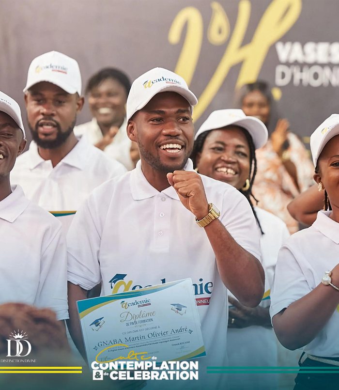 Des diplômés célébrant, diplôme en main