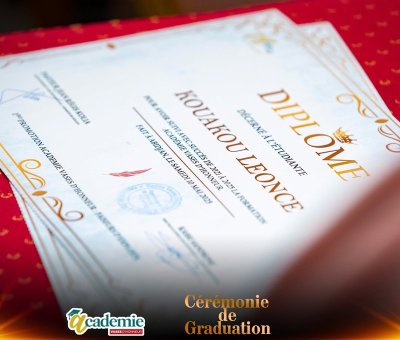 Gros plan d'un diplôme de l'Académie Vases d'Honneur